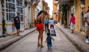 Woman and a child with a balloon - Cartagena